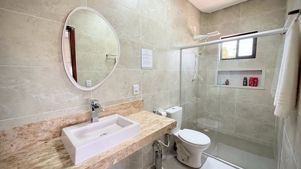 Banheiro de suíte moderno - Aluguel de casa em Maragogi