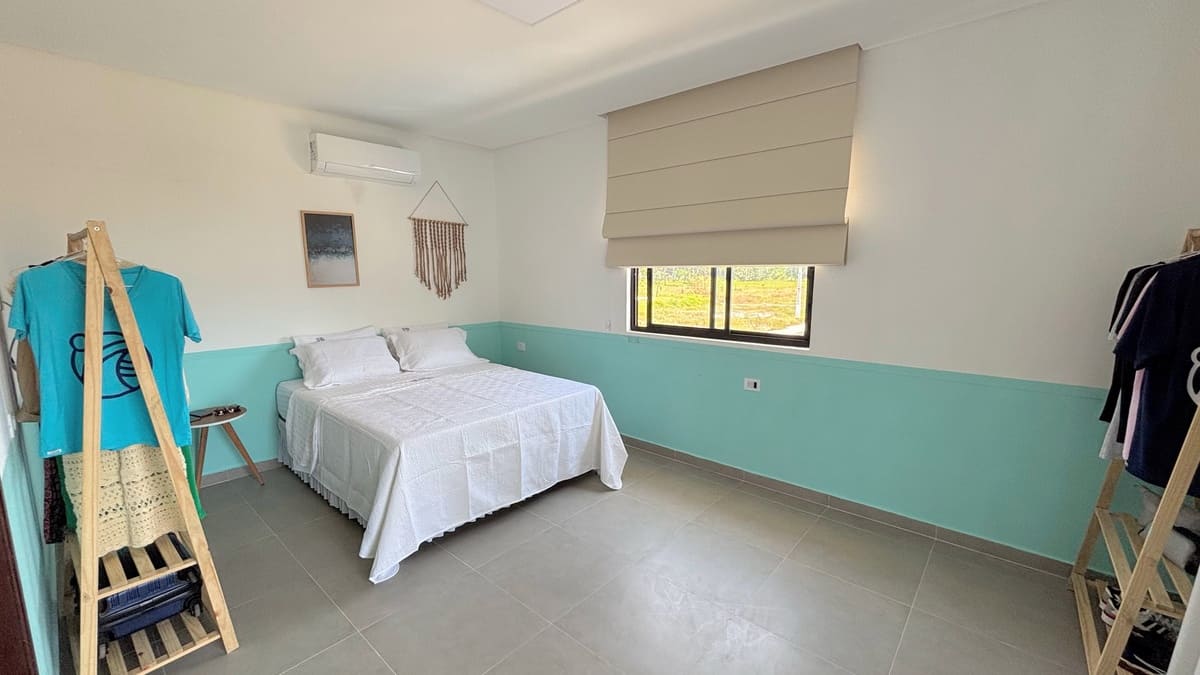 Quarto de casal com decoração clean - Aluguel temporada Maragogi